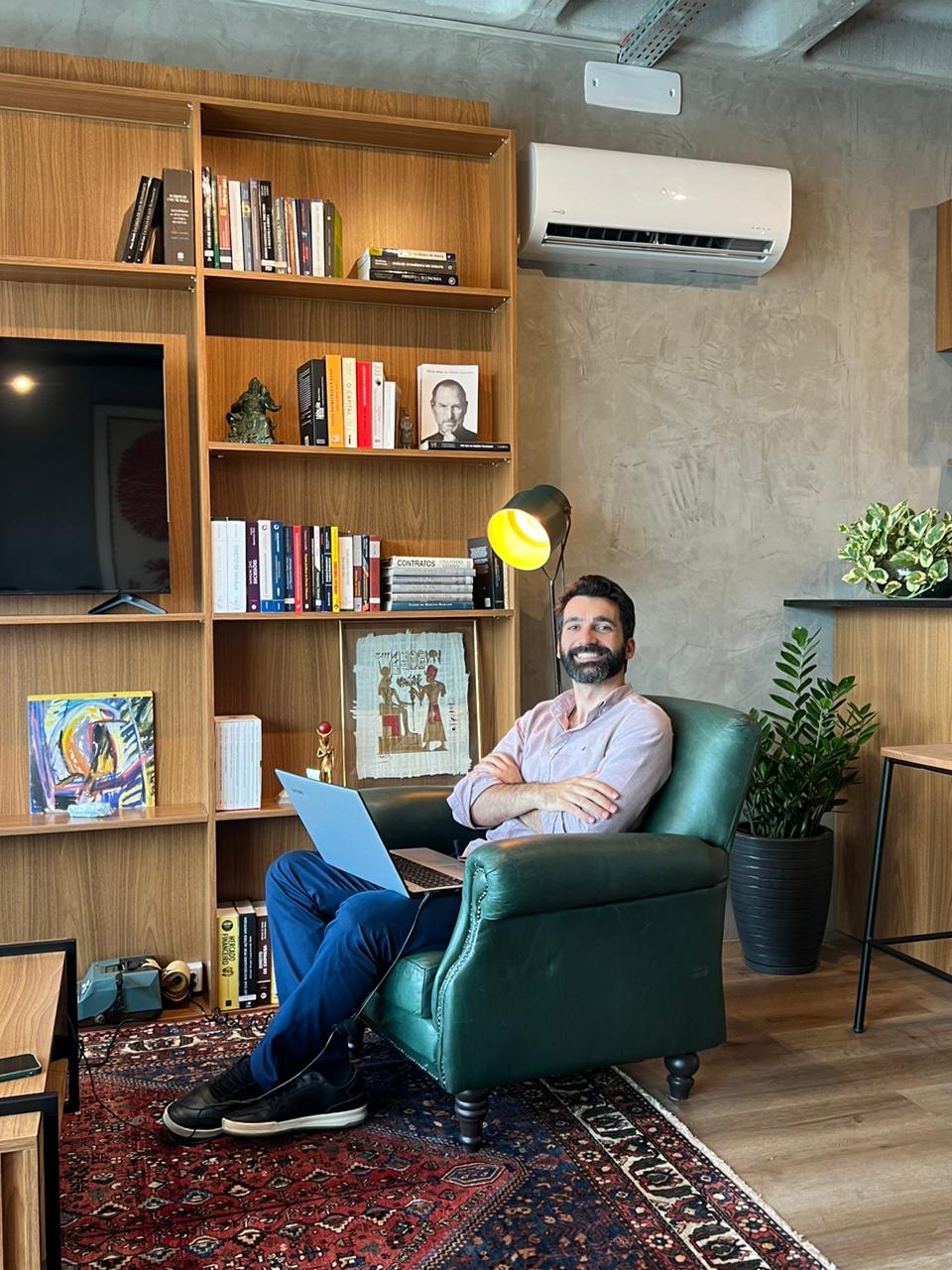 Luciano Nardi Comunello no escritório da Nostra
